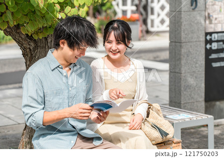 国内旅行で街歩き・観光ツアーをする若い夫婦・カップル 国内旅行で街歩き・観光ツアーをする若い夫婦・カップル 121750203
