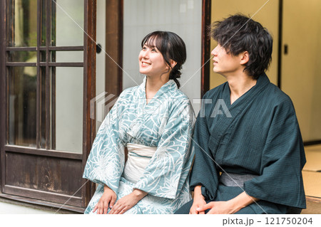 旅行で温泉旅館・宿坊・古民家に泊まる夫婦・カップル 121750204