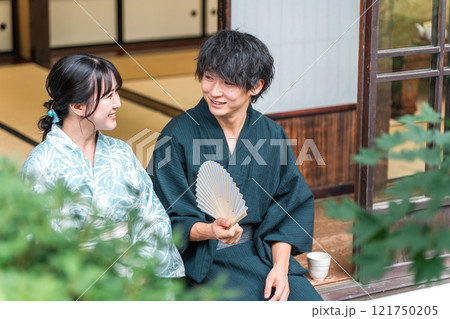 旅行で温泉旅館・宿坊・古民家に泊まる夫婦・カップル 121750205