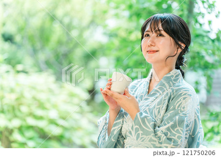 浴衣を着てお茶を飲む若い女性(茶道) 浴衣を着てお茶を飲む若い女性(茶道) 121750206