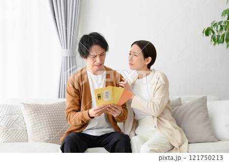 督促状を見て困る男女 121750213