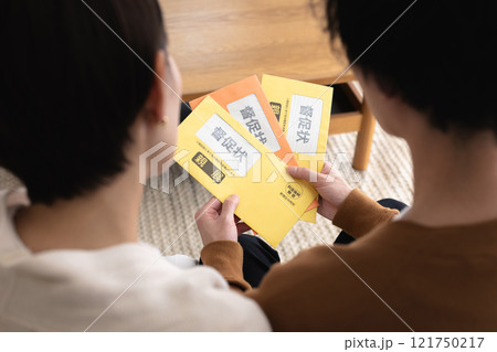 督促状を見て困る男女 督促状を見て困る男女 121750217