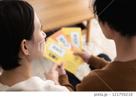 督促状を見て困る男女 121750218