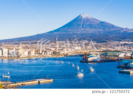 【静岡県】2025年元旦、富士山を背に田子の浦港でパレードする漁船団 121750372