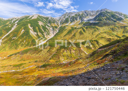 秋の立山黒部アルペンルート 紅葉の室堂平 秋の立山黒部アルペンルート 紅葉の室堂平 121750446
