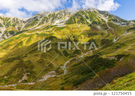 秋の立山黒部アルペンルート　紅葉の室堂平 121750455
