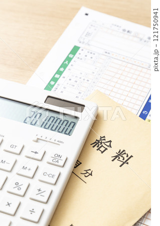 机に置かれた確定申告書類と電卓 121750941