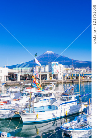 【静岡県】2025年元旦・大漁旗を掲げた田子の浦港の漁船団 121751059