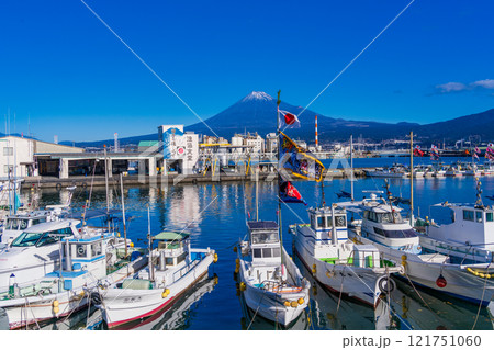 【静岡県】2025年元旦・大漁旗を掲げた田子の浦港の漁船団 121751060