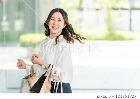 買い物でストレス発散・ストレス解消するビジネスウーマン・女性 121751727