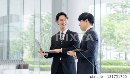 ロビーで打ち合わせをするビジネスマン 121751790