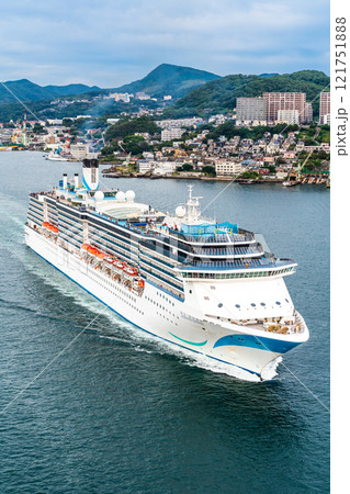 長崎港客船出港（Adora Mediterranea）女神大橋から【長崎市】 121751888