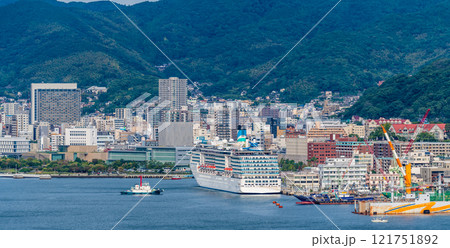 長崎港客船出港（Adora Mediterranea）女神大橋から　パノラマ【長崎市】 121751892
