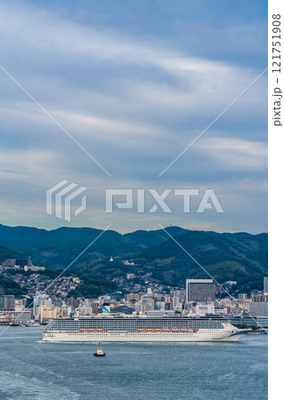 長崎港客船出港（Adora Mediterranea）女神大橋から【長崎市】 121751908
