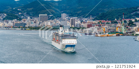 長崎港客船出港（Adora Mediterranea）女神大橋から　パノラマ【長崎市】 121751924