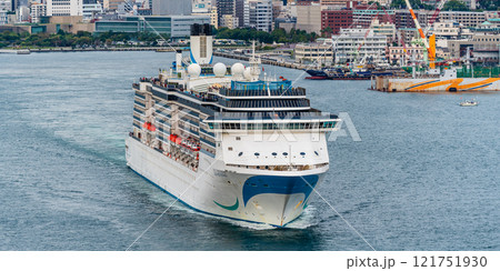 長崎港客船出港（Adora Mediterranea）女神大橋から　パノラマ【長崎市】 121751930