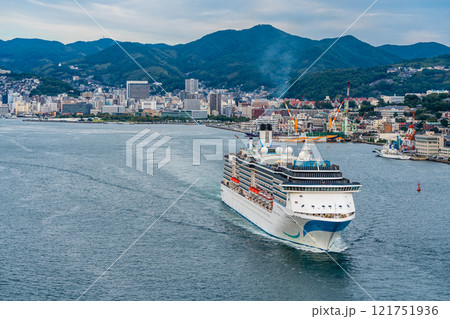 長崎港客船出港（Adora Mediterranea）女神大橋から【長崎市】 121751936