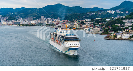 長崎港客船出港（Adora Mediterranea）女神大橋から　パノラマ【長崎市】 121751937