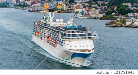 長崎港客船出港（Adora Mediterranea）女神大橋から　パノラマ【長崎市】 121751943