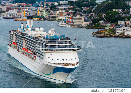 長崎港客船出港（Adora Mediterranea）女神大橋から【長崎市】 121751944