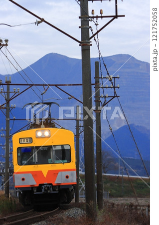 藤原岳の採石場を背景に走り去る三岐鉄道101系電車(旧西武401系)_2024/12/13撮影 121752058