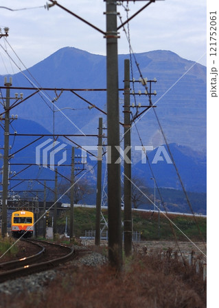 藤原岳の採石場を背景に走り去る三岐鉄道101系電車(旧西武401系)_2024/12/13撮影 藤原岳の採石場を背景に走り去る三岐鉄道101系電車(旧西武401系)_2024/12/13撮影 121752061
