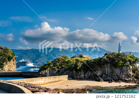長崎港客船出港（Adora Mediterranea）神の島から　岬のマリアと客船【長崎市】 121752162