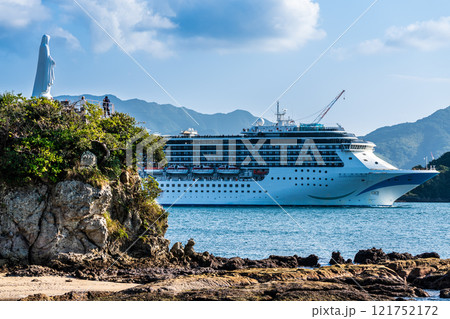 長崎港客船出港（Adora Mediterranea）神の島から　岬のマリアと客船【長崎市】 121752172