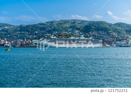 長崎港客船出港（Adora Mediterranea）対岸から【長崎市】 121752251