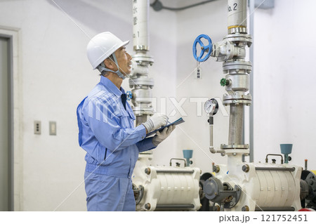 ビルメンテナンススタッフ　イメージ　給水設備の点検をする作業員 121752451