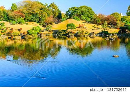 秋晴れを背景に美しい日本庭園 紅葉風景 水前寺成趣園(水前寺公園) 秋晴れを背景に美しい日本庭園 紅葉風景 水前寺成趣園(水前寺公園) 121752655