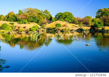 秋晴れを背景に美しい日本庭園　紅葉風景　水前寺成趣園（水前寺公園） 121752656