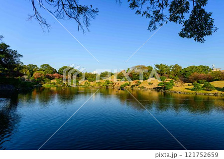 秋晴れを背景に美しい日本庭園　紅葉風景　水前寺成趣園（水前寺公園） 121752659