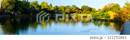 秋晴れを背景に美しい日本庭園 紅葉風景 水前寺成趣園(水前寺公園) 秋晴れを背景に美しい日本庭園 紅葉風景 水前寺成趣園(水前寺公園) 121752661