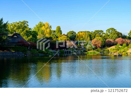秋晴れを背景に美しい日本庭園 紅葉風景 水前寺成趣園(水前寺公園) 秋晴れを背景に美しい日本庭園 紅葉風景 水前寺成趣園(水前寺公園) 121752672