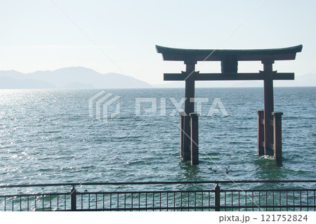 冬の日の白髭神社の鳥居 冬の日の白髭神社の鳥居 121752824