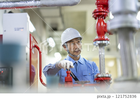 ビルメンテナンススタッフ　イメージ　スプリンクラー設備の点検をする作業員 121752836
