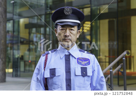 ミドルエイジの男性警備員　撮影協力：学校法人電波学園　東京電子専門学校 121752848