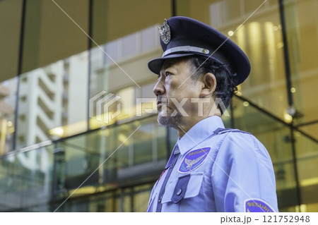 ミドルエイジの男性警備員の横顔 撮影協力:学校法人電波学園 東京電子専門学校 ミドルエイジの男性警備員の横顔 撮影協力:学校法人電波学園 東京電子専門学校 121752948