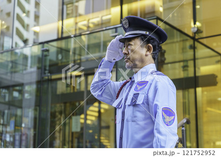 ミドルエイジの男性警備員の横顔 撮影協力:学校法人電波学園 東京電子専門学校 ミドルエイジの男性警備員の横顔 撮影協力:学校法人電波学園 東京電子専門学校 121752952