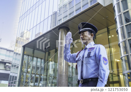 ミドルエイジの男性警備員の横顔 撮影協力:学校法人電波学園 東京電子専門学校 ミドルエイジの男性警備員の横顔 撮影協力:学校法人電波学園 東京電子専門学校 121753050