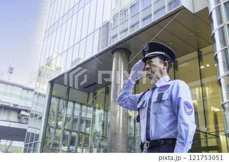 ミドルエイジの男性警備員の横顔　撮影協力：学校法人電波学園　東京電子専門学校 121753051