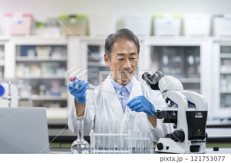 研究・実験イメージ 試験管とスポイトで作業をする白衣のシニア男性 研究・実験イメージ 試験管とスポイトで作業をする白衣のシニア男性 121753077