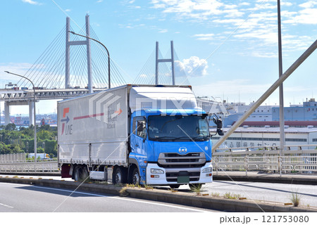 物流イメージ　大型トラック 121753080