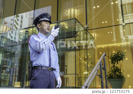 トランシーバーで会話するミドルエイジの男性警備員 撮影協力:学校法人電波学園 東京電子専門学校 トランシーバーで会話するミドルエイジの男性警備員 撮影協力:学校法人電波学園 東京電子専門学校 121753175