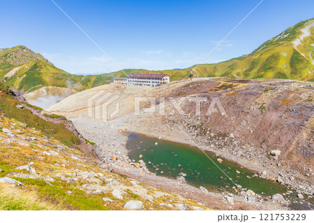 秋の立山黒部アルペンルート　紅葉の室堂平　りんどう池 121753229