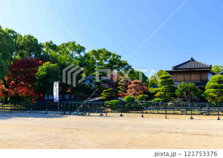 秋晴れを背景に映える秋の日本庭園風景「旧細川刑部邸」竹あかり　限定公開　熊本市 121753376