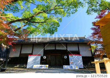 秋晴れを背景に映える秋の日本庭園風景「旧細川刑部邸」竹あかり　限定公開　熊本市 121753520