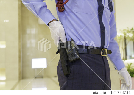 警棒に手をかける男性警備員の手元のアップ　撮影協力：学校法人電波学園　東京電子専門学校 121753736