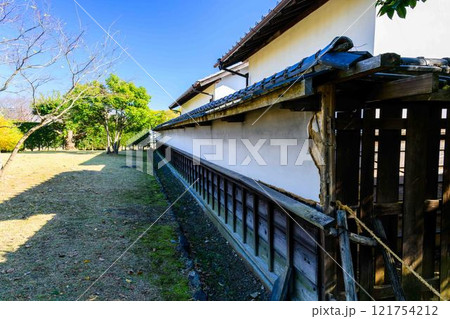 秋晴れ光芒を背景に映える秋の日本庭園風景「旧細川刑部邸」竹あかり　限定公開　熊本市 121754212